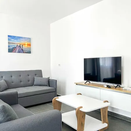 Apartment With Big Terrace 1175